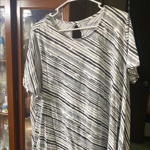 Roaman's White and Gray Graphic Short Sleeve Tee